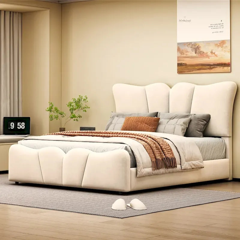 Lit plateforme pleine grandeur rembourré en velours beige