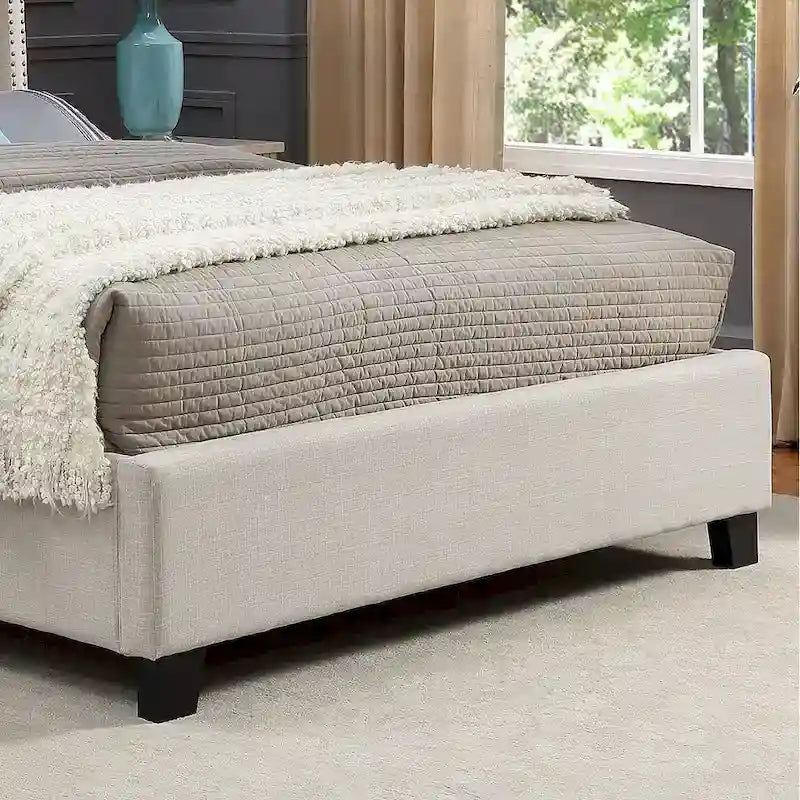 Lit plateforme rembourré en polyester beige avec tête de lit capitonnée à oreilles
