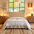 Cadre de lit plateforme avec tête de lit incurvée en selle, lit plateforme de style royal médiéval moderne avec détails capitonnés en losange