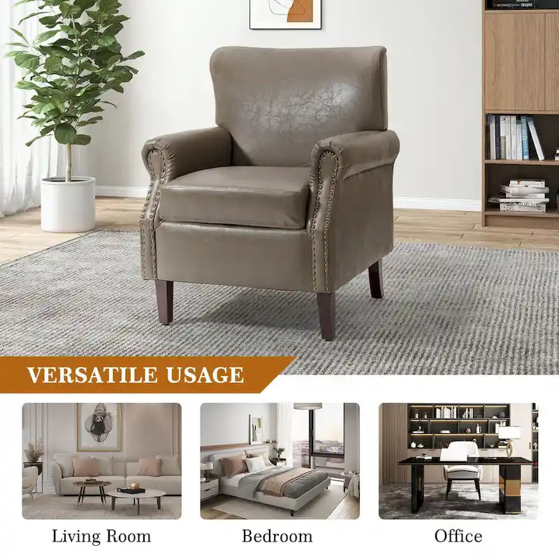 Fauteuil en cuir de transition avec accoudoirs roulés cloutés